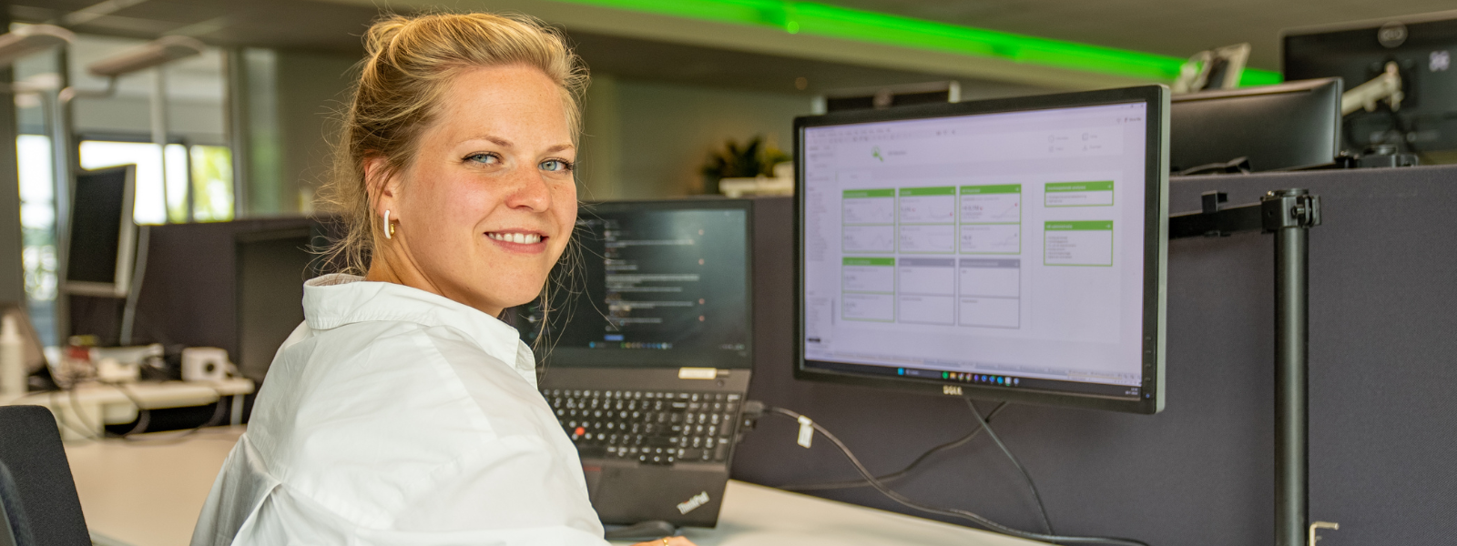 Business Intelligence Consultant Heleen Oude Nijhuis achter haar computer op het kantoor van Infotopics.